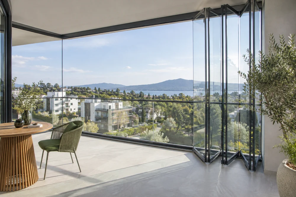 Katlanır cam panelli balkon